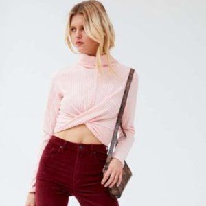 ✨NEW✨UO TWIST FRONT LIGHT TURTLENECK TOP